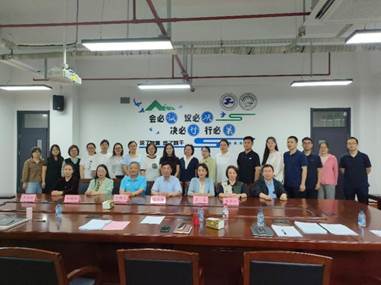 一群人在餐廳里

AI 生成的內容可能不正確。