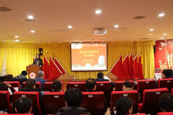 人們在看臺上的人在房間里
中度可信度描述已自動生成