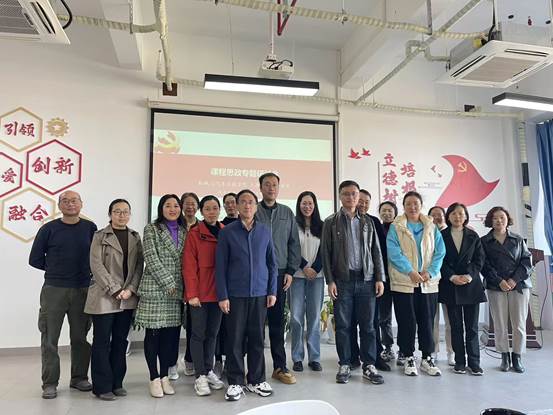 一群人站在一起

描述已自動生成