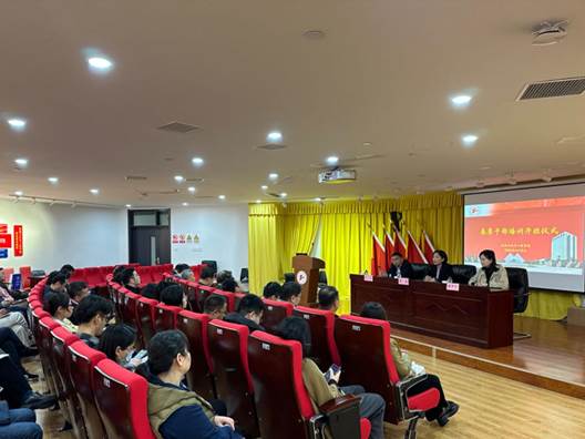 許多人在房間里

中度可信度描述已自動生成